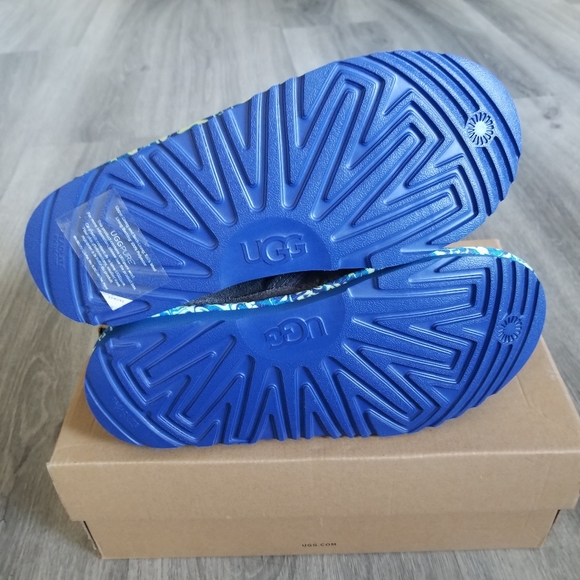 UGG Kids Neumel II Paint Swirl Suede Boot. - Picture 7 of 8